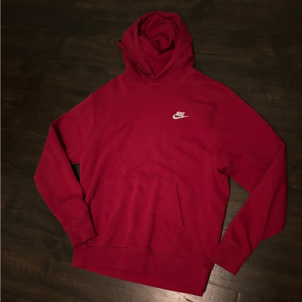 Nike sportswear club fleece men’s size small red hoodie - Picture 1 of 4